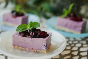ナッツフリーRawムースケーキ　〜チアシードソースがけ〜